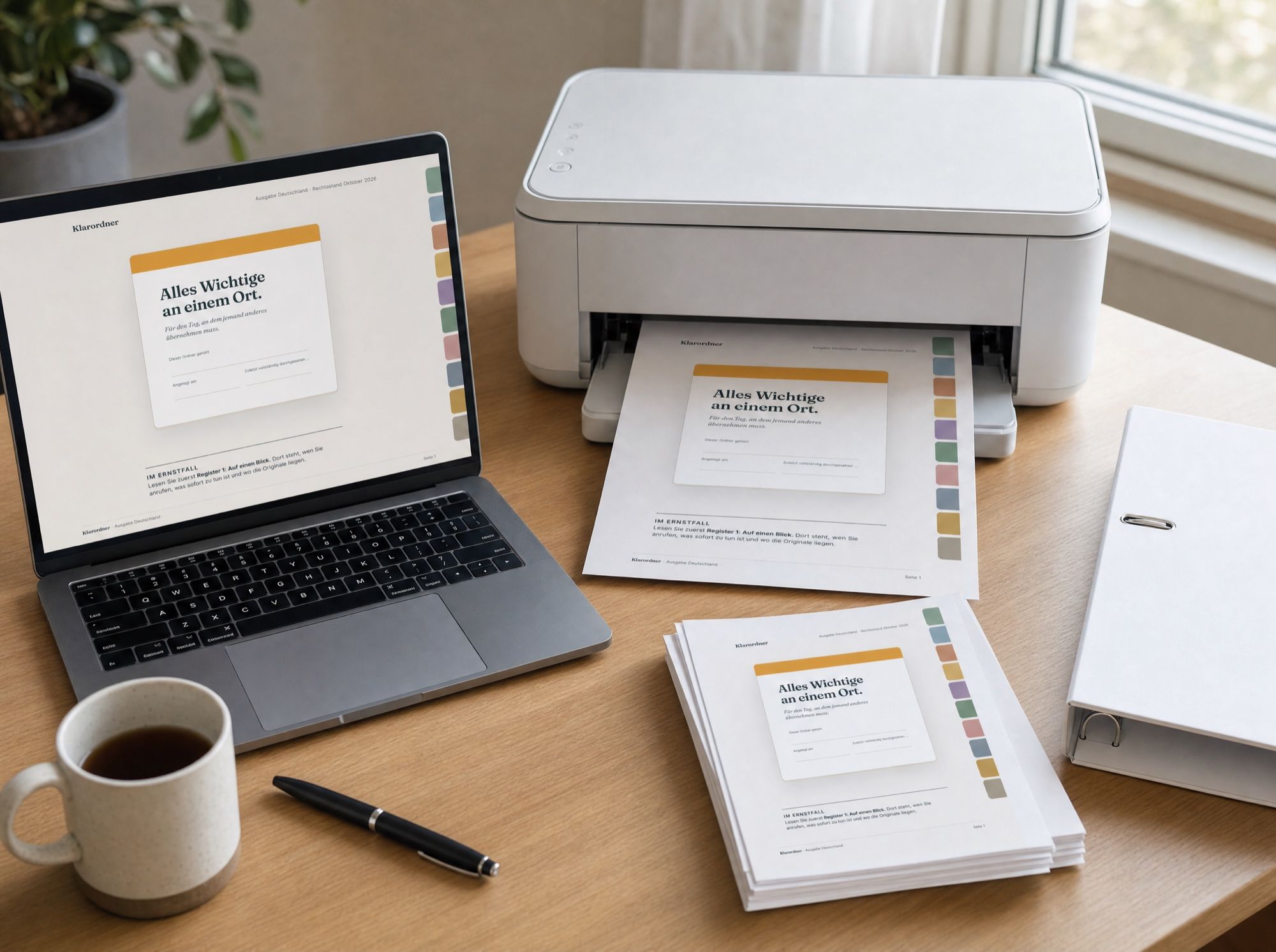 Laptop mit dem Klarordner-PDF, daneben ein Drucker, der das Deckblatt ausdruckt
